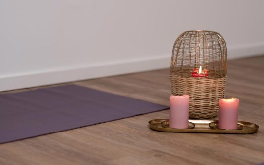 kerzen-lila-matte-gedreht